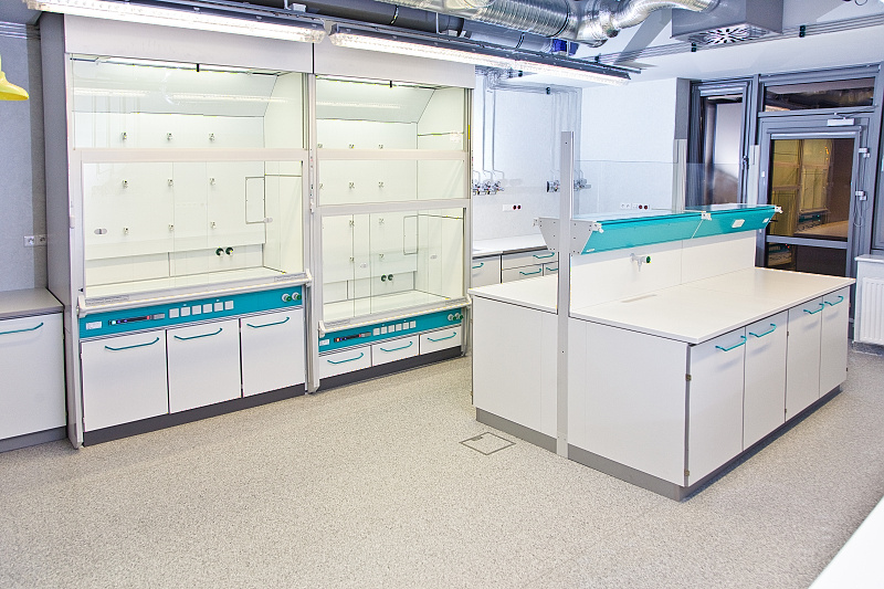 Laborbereich mit Geräten (FUAM)