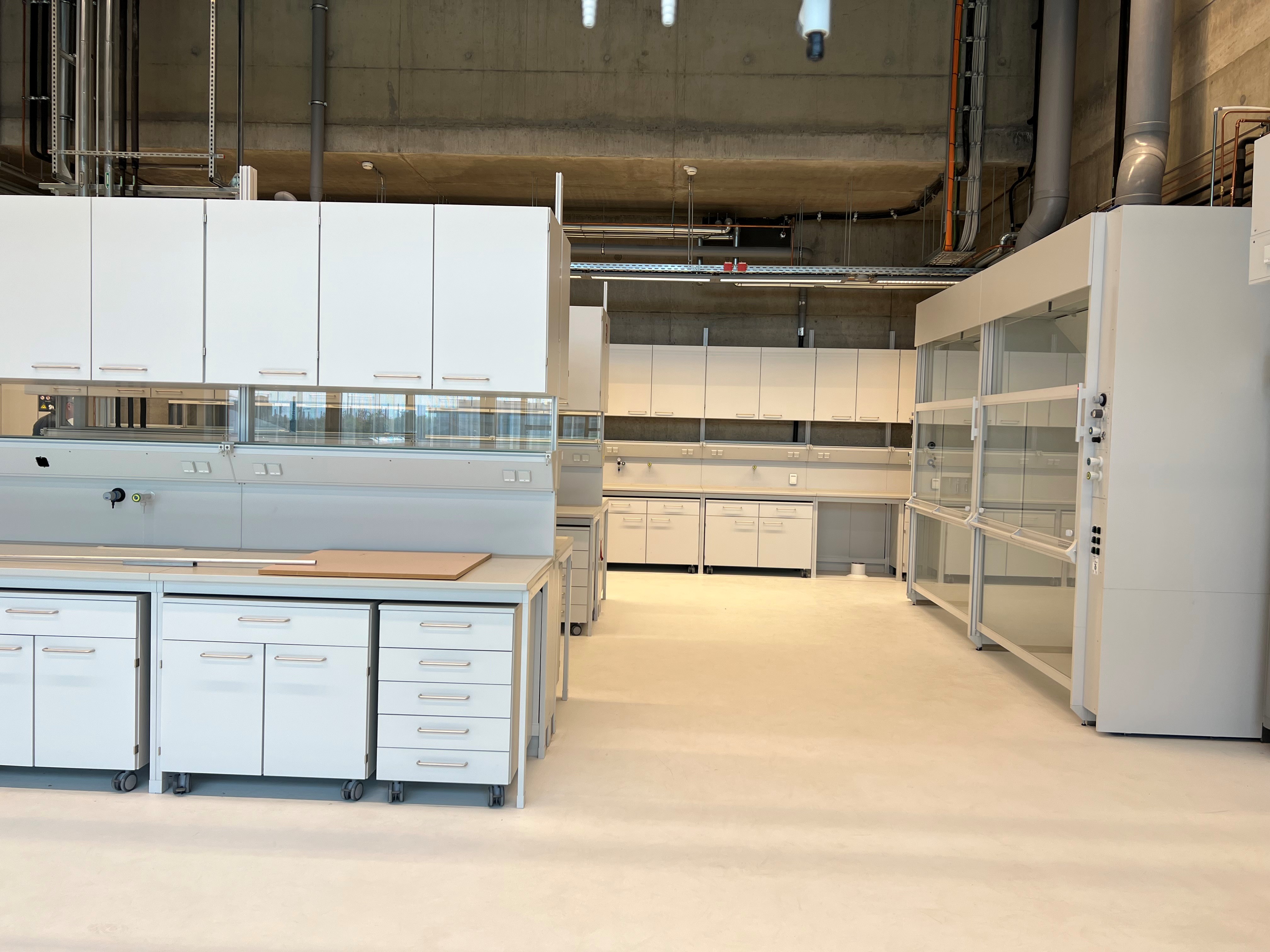 Offener Laborraum mit Arbeitsplätzen (TH Köln)